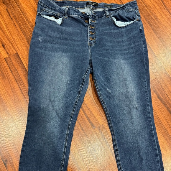 Judy Blue Skinny Jeans - Picture 1 of 3